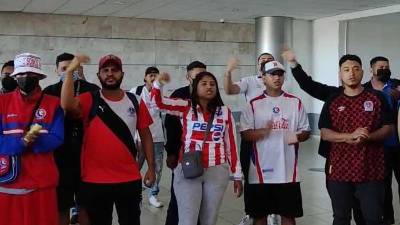 La afición del Olimpia se hizo presente para despedir al club de sus amores.