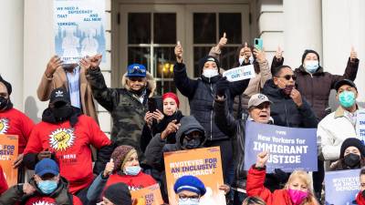 Partidarios de un proyecto de ley del Ayuntamiento de Nueva York que permite votar a los no ciudadanos se reúnen para un mitin en las escalinatas del Ayuntamiento de Nueva York en Nueva York. EFE