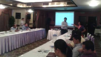 Los periodistas durante la capacitación.