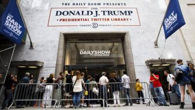 Unas personas esperan para entrar a la 'Biblioteca Tuitera Presidencial' para ver una exposición sobre los tuits del presidente Trump ayer en Nueva York. EFE