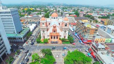 Tras la reactivación económica, San Pedro Sula luce con mayor circulación de vehículos y personas.