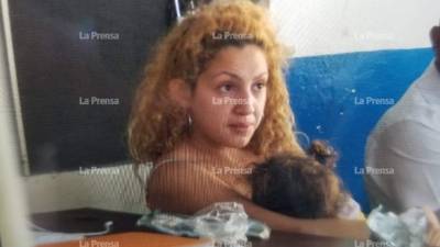 Heidy Rodríguez tuvo a su niña por unos momentos en su brazos en la sede policial, pero después se la quitaron. La mujer fue trasladada a las celdas para seguir el procedimiento legal.