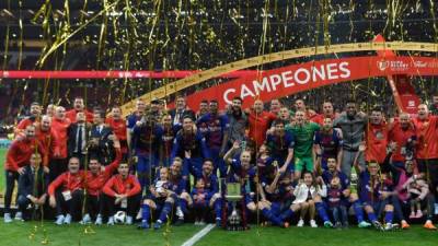 Los jugadores del Barcelona posan con el trofeo de campeones de la Copa del Rey. Foto AFP