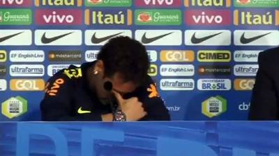 Paris Saint-Germain's Brazilian forward Neymar leaves the pitch following an injury during the French Cup round of 32 football match between Paris Saint-Germain (PSG) and Strasbourg (RCS) at the Parc des Princes stadium in Paris on January 23, 2019. (Photo by FRANCK FIFE / AFP)