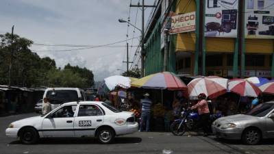 Entre la 2 calle y 2 avenida se arma un tráfico vehicular por los buses.