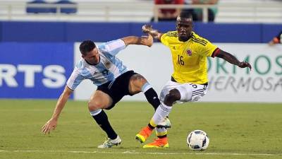 Kevin Balanta de Colombia disputa el balón contra Jonathan Calleri de Argentina durante el partido amistoso en Miami. Foto EFE