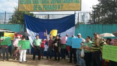 Los trabajadores que exigen el despido de la directora de la departamental de Salud, Sonia Arely Cruz.