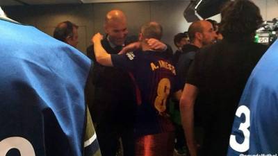 Zidane esperó cinco minutos a Iniesta para darle un abrazo de despedida. Foto Twitter @casadelfutbol