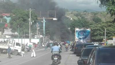 La Policía Nacional desalojó a los jóvenes sin utilizar la fuerza física y procedieron a limpiar las vías que fueron tomadas. Imagen tomada de redes sociales.