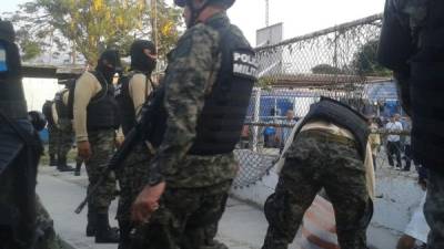 Los reos de los paisas fueron trasladados a una cancha para luego ser trasladados a la cárcel de Támara.