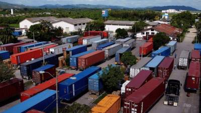 Empresarios y transportistas de carga han denunciado los grandes atrasos en las diferentes aduanas del país.