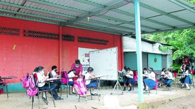 La escuela Mercedes Calderón, en Santa Cruz de Yojoa, es la única del país que hoy cumple con 204 días de clases. Fotos: Franklyn Múñoz.