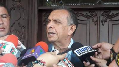 El expresidente de de Honduras Porfirio Lobo Sosa da declaraciones antes de entregar su casa a la Oabi.