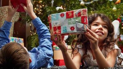 Inicialmente, los ladrones se llevaron todos los objetos de valor, las cajas y los regalos.