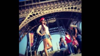 Ilsa Vanessa posando en la torre Eiffel en Francia en la época en que viajó por el mundo cuando era estudiante de maestría en España.