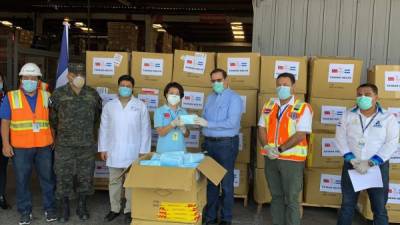Momento de la entrega de las mascarillas donadas por Taiwán a hospitales de Honduras. Foto de @TW_Honduras