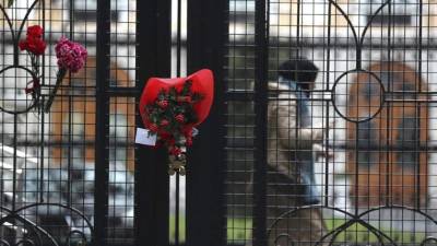 Flores colocadas en la verja del Consulado de Rusia en memoria del embajador ruso en Ankara, Andréi Kárlov, en Estambul. EFE