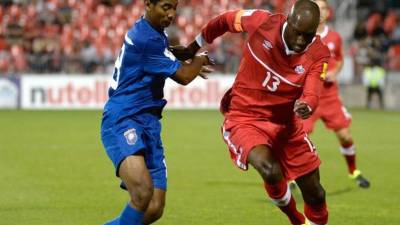El canadiense Atiba Hutchinson es marcado por el beliceño Denmark Casey Jr.