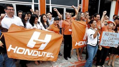 Los empleados de Hondutel, en platón frente a las instalaciones de la estatal.