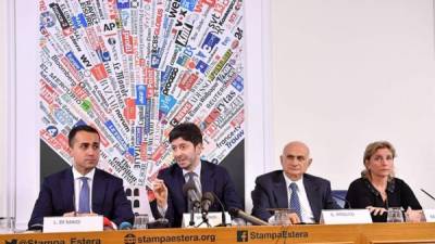 El ministro italiano de Asuntos Exteriores, Luigi Di Maio, el titular de Sanidad, Roberto Speranza, el director ciéntifico del hospital Spallanzani, Giuseppe Ippolito y la gerente de este centro sanitario, Marta Branca, en la rueda de prensa que han ofrecido este jueves en Roma para informar sobre los casos de corornavirus. EFE/ALESSANDRO DI MEO