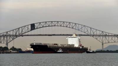 Un buque cruza el puente de las Américas, en el Canal de Panamá, que mañana cumple un siglo de operaciones en Centroamérica.