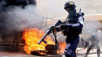 La fiesta del Primero de Mayo perdió su colorido cuando encapuchados primero quemaron llantas en el Congreso Nacional y luego lanzaron bombas molotov a la Alcaldía.