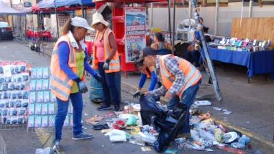 Personal de la alcaldía municipal de San Pedro Sula comenzó desde tempranas horas con la limpieza.
