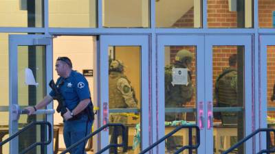 La Policía seguía ayer revisando el centro educativo.