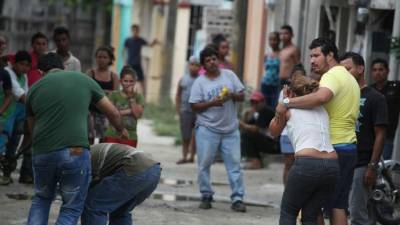 Los parientes de las víctimas lloraron desconsoladamente al ver a sus familiares ultimados.