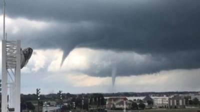 La región del medio oeste de Estados Unidos permanece bajo alerta meteorológica después de que varios tornados y tormentas dejaran 17 heridos y provocaran daños 'catastróficos' en tres ciudades de Iowa el pasado viernes.