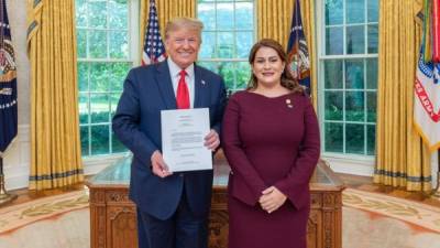 El presidente de Estados Unidos, Donald Trump, y la embajadora de Honduras María Dolores Agüero.