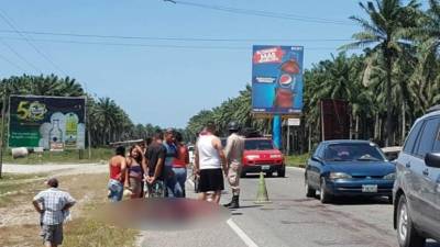 La adolescente iba cruzando la calle.