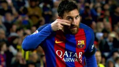 Lionel Messi simbolizó que se pintaba dos rayas en cara como un guerrero, tras marcar su primer gol contra el Sevilla.