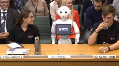 Tras su intervención, Pepper se contentó con escuchar el resto del debate, girando cada vez la cabeza hacia los oradores. AFP