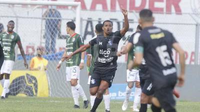 Jugadores del cuadro progreseño celebrando el gol en propia puerta anotado por Lucas Campana.