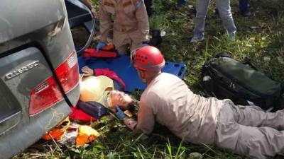 Una mujer es atendida tras resultar herida en un accidente vial registrado en el occidente de Honduras.