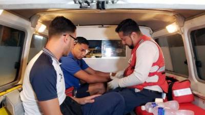 Emilio Izaguirre al momento de ser atendido en una ambulancia. Foto Ronald Aceituno