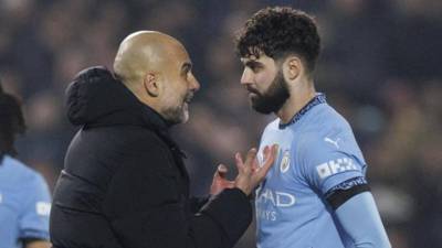 Pep Guardiola le dio indicaciones al defensor Josko Gvardiol en el duelo del Manchester City ante Brentford.