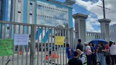 Maestros protestan en las afueras del edificio del Inprema en Tegucigalpa, Honduras.