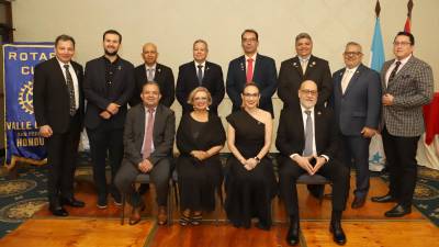 Miembros de la junta directiva del Club Rotario Valle de Sula junto a la gobernadora distrital 4250, María Price.