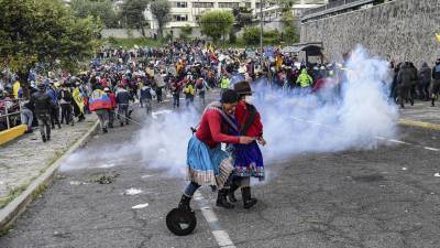 Los indígenas que protestan en Quito desde hace 10 días intentaron entrar al edificio del Congreso.