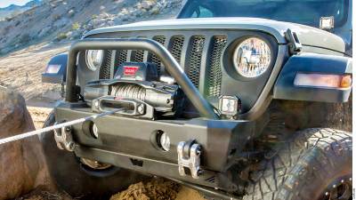 Un winch, en caso de que tu vehículo se atasque en un obstáculo como por ejemplo una zanja, permite que te enganches a un objeto fijo y de ese modo tu vehículo quede libre.