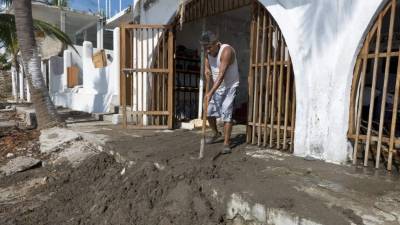 Los habitantes comienzan a limpiar sus vivienda tras el paso de Patricia.