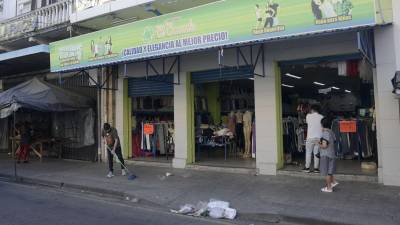 Ayer todo transcurrió con normalidad en el centro de la ciudad y las tiendas volvieron a ofrecer sus productos. Fotos: Héctor Edú Cantarero