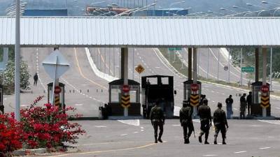 Miembros de la Guardia Nacional Bolivariana en el puente internacional Las Tienditas que comunica Venezuela con Colombia en San Antonio del Táchira (Venezuela). EFE/Archivo.