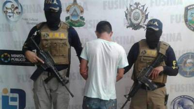 Más de 160 menores han sido detenidos por este delito. En la imagen, un menor es custodiado por agentes de la FNA. Foto referencial.