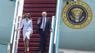 El presidente de los Estados Unidos, Donald Trump, y su mujer, Melania Trump, desembarcan del Air Force One a su llegada al aeropuerto Ben Gurion en Tel Aviv (Israel) el pasado 22 de mayo. EFE