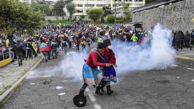 Los indígenas que protestan en Quito desde hace 10 días intentaron entrar al edificio del Congreso.