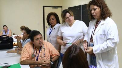 Médicos y enfermeras del Mario Catarino Rivas, durante la capacitación para el manejo de pacientes con ébola. Foto: Jordan Perdomo