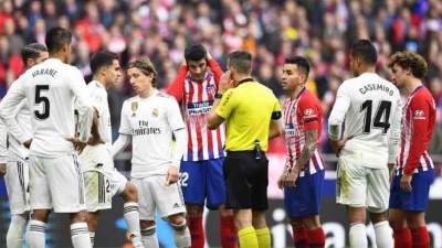 Atletico Madrid's Spanish forward Alvaro Morata (C) reacts after his goal was ruled offside during the Spanish league football match between Club Atletico de Madrid and Real Madrid CF at the Wanda Metropolitano stadium in Madrid on February 9, 2019. (Photo by GABRIEL BOUYS / AFP)